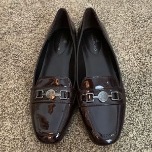 Bandolino patent leather loafer. Gently worn, like new. Slight scuffed bottoms.